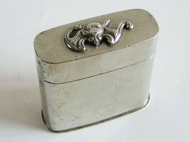 Opium box with a bat on the lid - (1900)